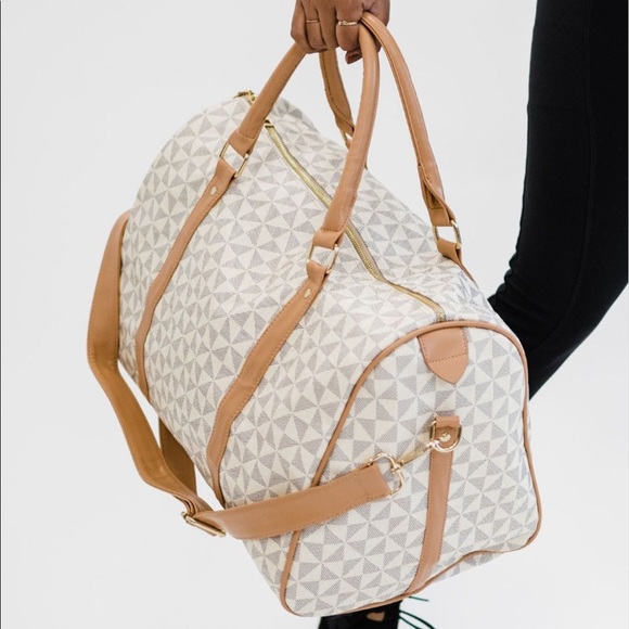 Handbags - Brand NEW Overnighter Bag 🤍⭐⭐ In Cream Pinwheel